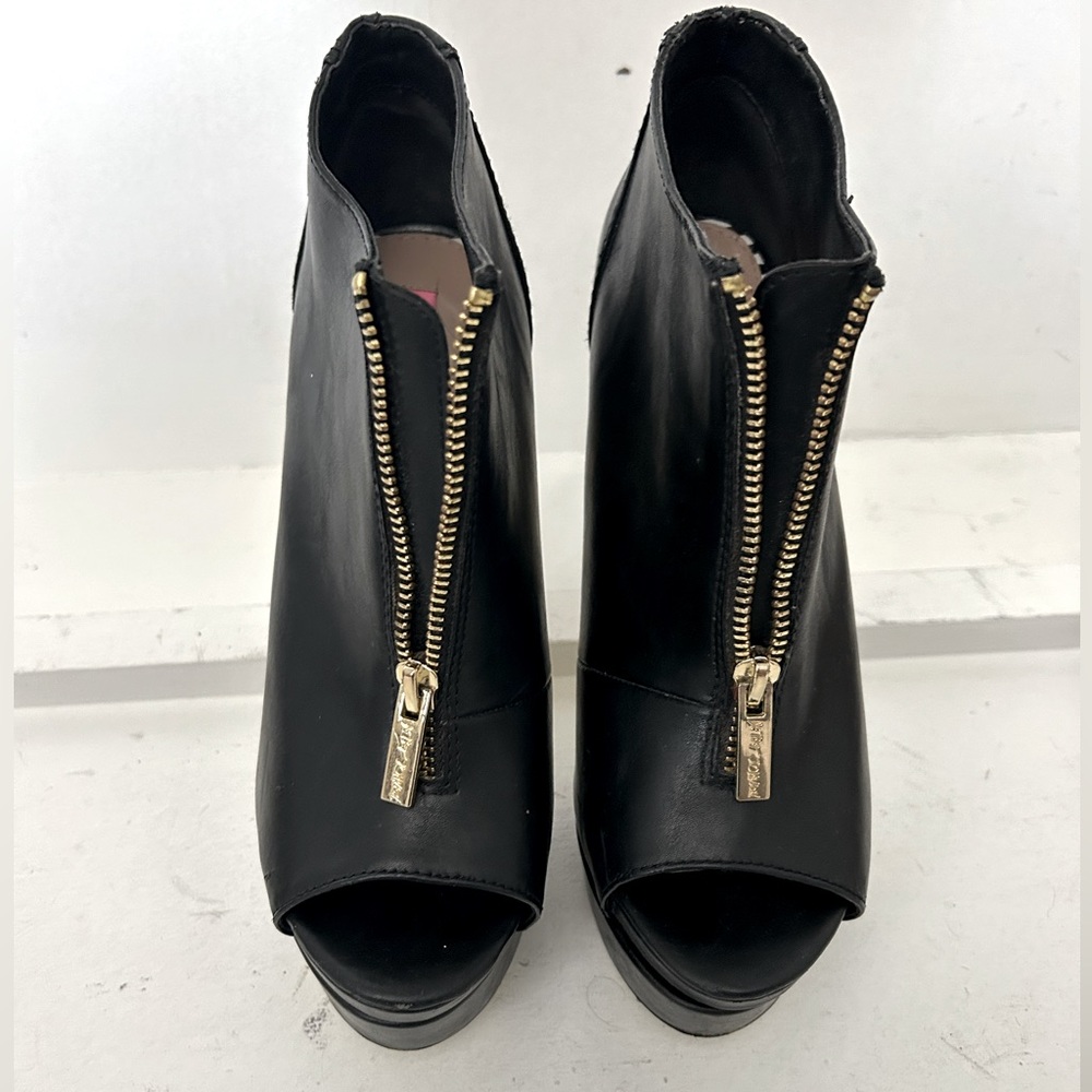 Betsey Johnson Black leather platform gold zipper & soles excellent condition